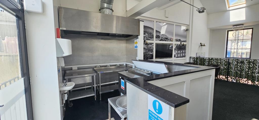 Lot: 173 - TOWN CENTRE FREEHOLD THREE STOREY BAR WITH GARDEN AND PARKING - The kitchen area